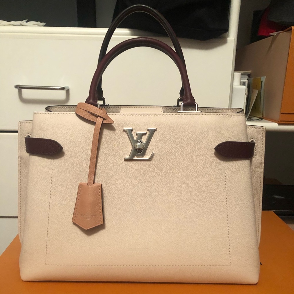✨Gorgeous Louis Vuttion LockMe Day Tote✨ - Picture 1 of 12